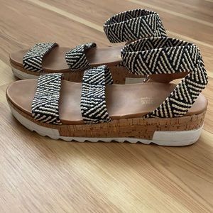Comfortable elastic slip on sandals.